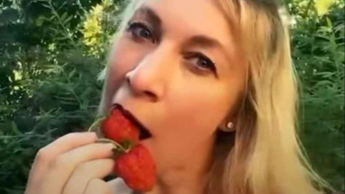 The moments when Russian spokesperson Zaharova ate strawberries are spoken