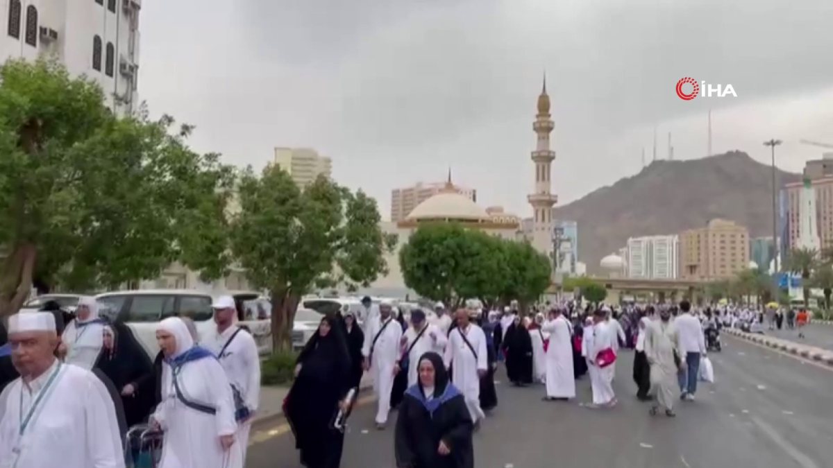 Pilgrims are preparing to return by making farewell circumambulation