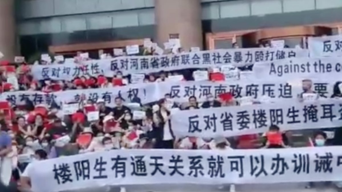 People who cannot withdraw money from banks in China protest
