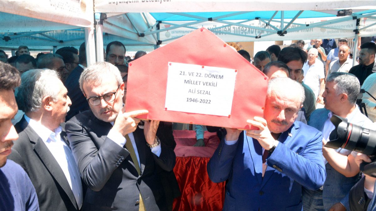 Kahramanmaraş'ta eski milletvekili Ali Sezal, toprağa verildi