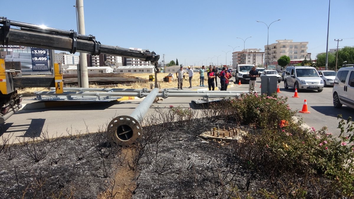 Adıyaman'da yön levhalarını söken işçi akıma kapıldı