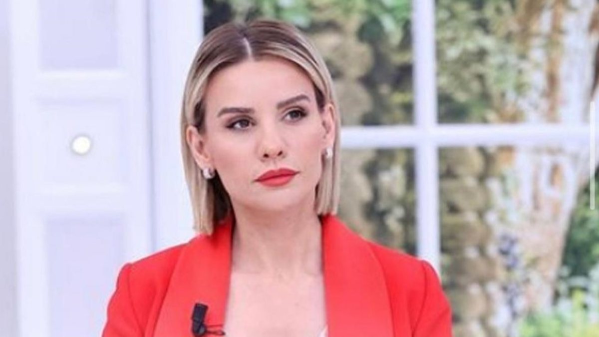 Esra Erol havuz başında arz-ı endam etti! Eşi yorumlardan yürüdü...'Tanışsak mı'