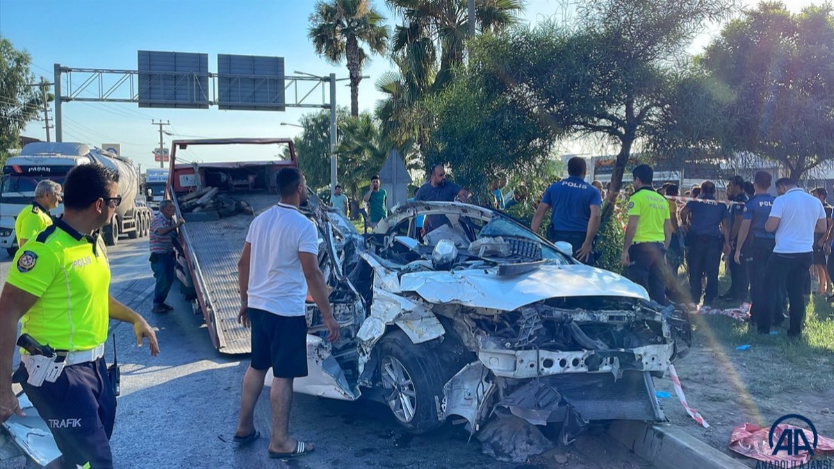 Mersin'de tıra çarpan otomobildeki 3 kişi öldü