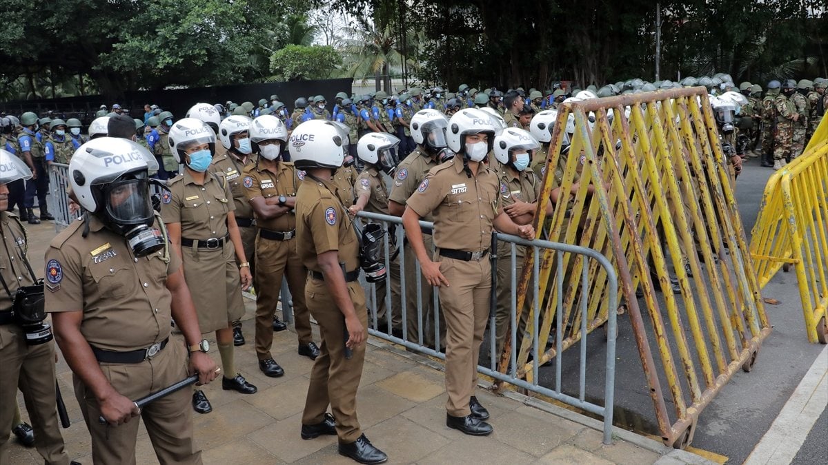 Security forces attack demonstrators in Sri Lanka