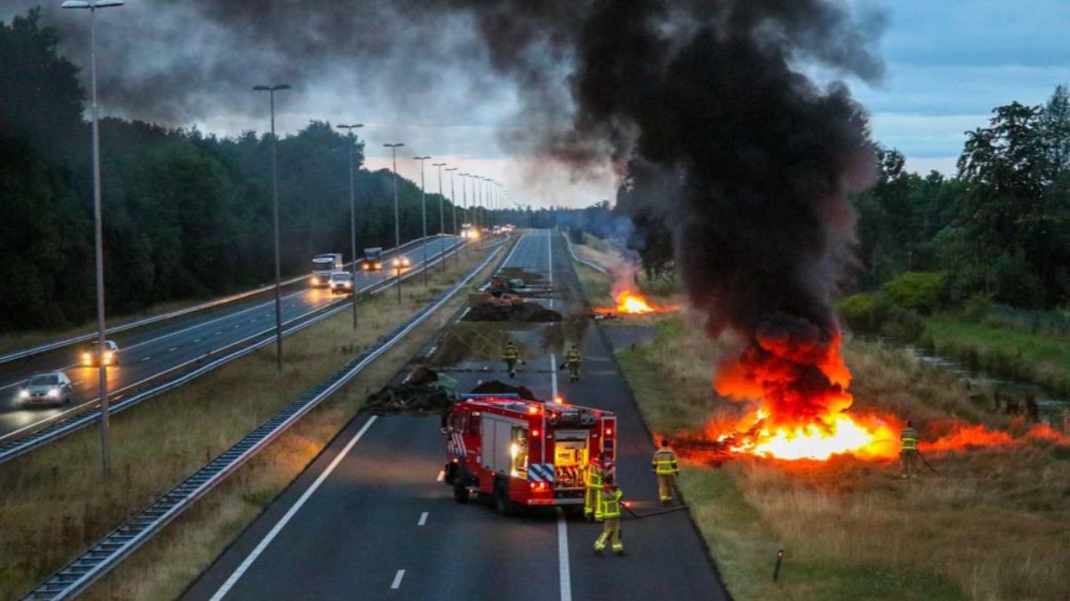 Hollanda'da çiftçiler yol kapatıp saman balyalarını yaktı