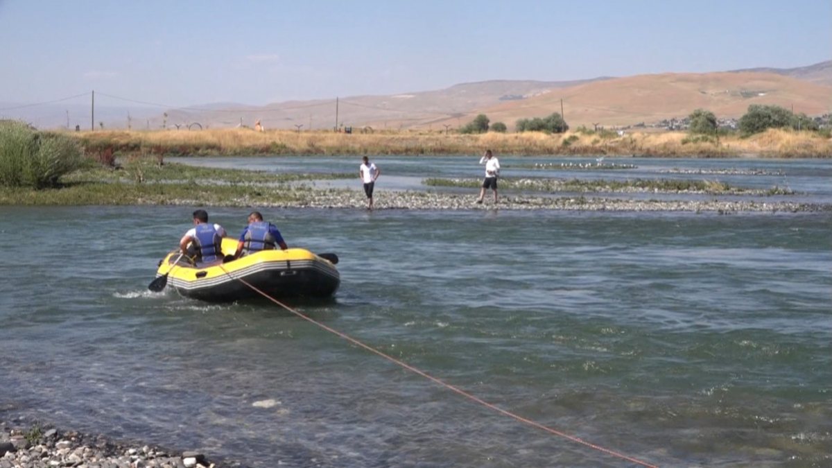 Muş'ta nehirde mahsur kalan 2 arkadaşı AFAD kurtarıldı
