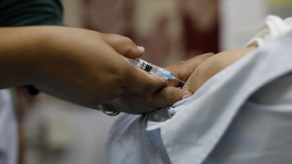 30 students were vaccinated with the same syringe in India