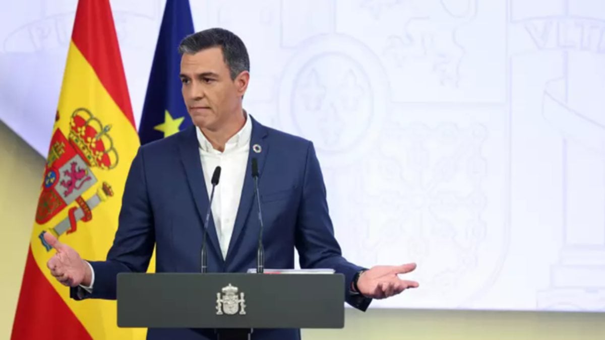 Savings advice from Spanish Prime Minister Sanchez: Don’t wear a tie