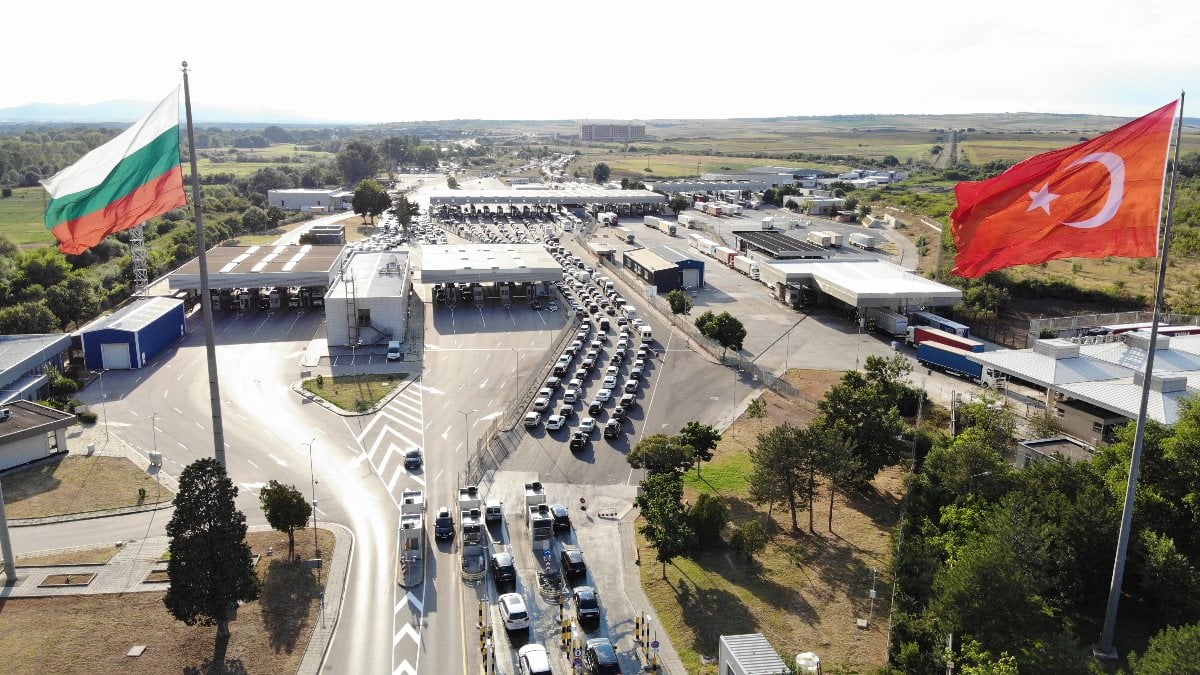 Dönüş yolundaki gurbetçiler, sınır kapılarında yoğunluk oluşturdu