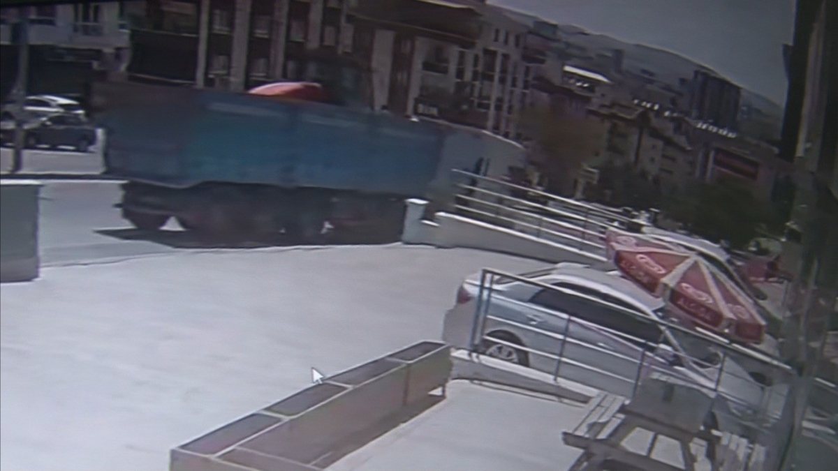 Ankara'da yokuşta kayan kamyon, market duvarına girdi