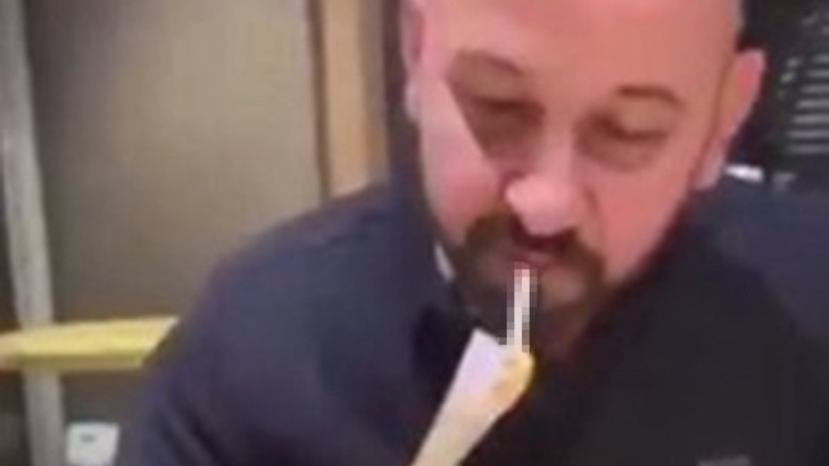 Kırşehir'de 200 euro ile sigarasını yaktı