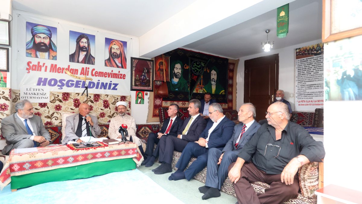 Ali Erbaş'tan, saldırıya uğrayan Şah-ı Merdan Cemevi'ni ziyaret