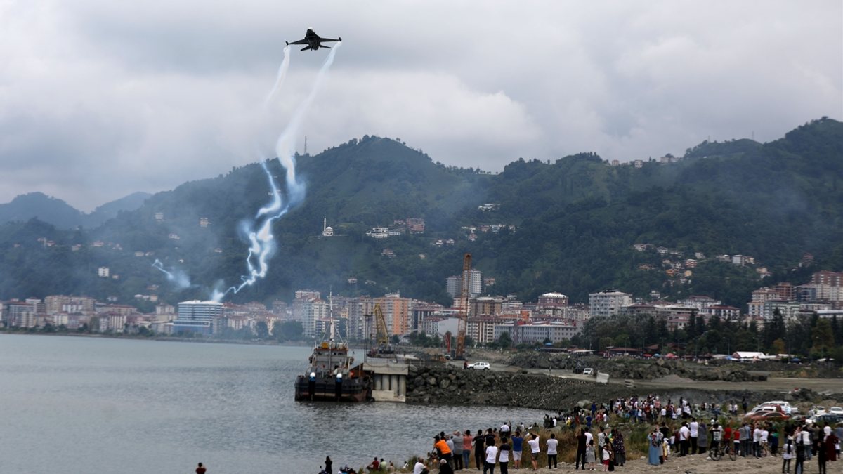 SOLOTÜRK Rize semalarında gösteri yaptı