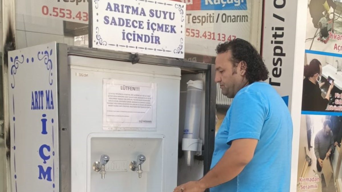 Aydın'da iş yerinin önüne sebil kurdu: Damacanayla su doldurdular