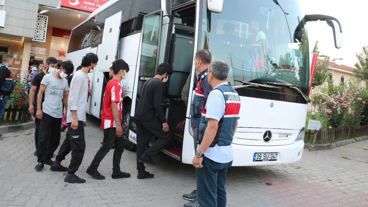 Edirne’de, 277 kaçak göçmen İstanbul'dan Afganistan'a gönderilecek