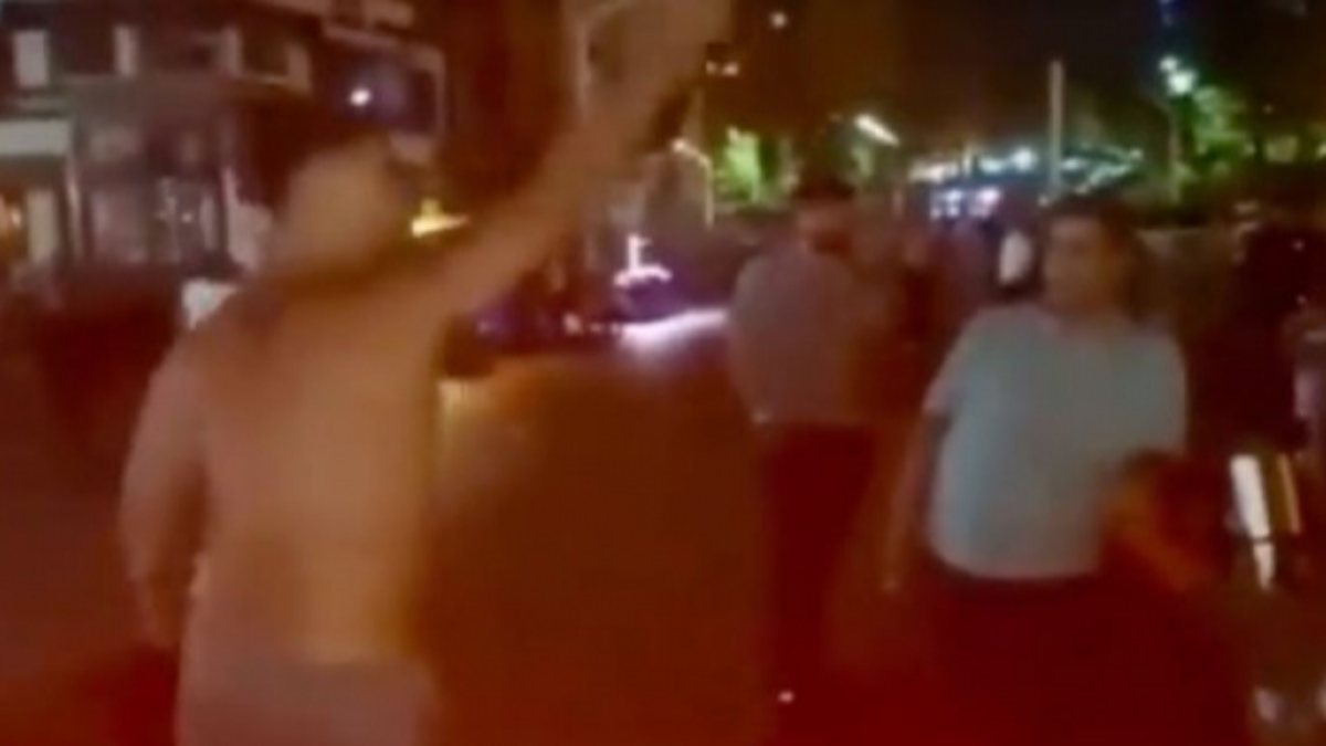 Takism'de, Suriye sloganlarıyla eğlenen grubun arasına daldı: Burası Türkiye, dağılın