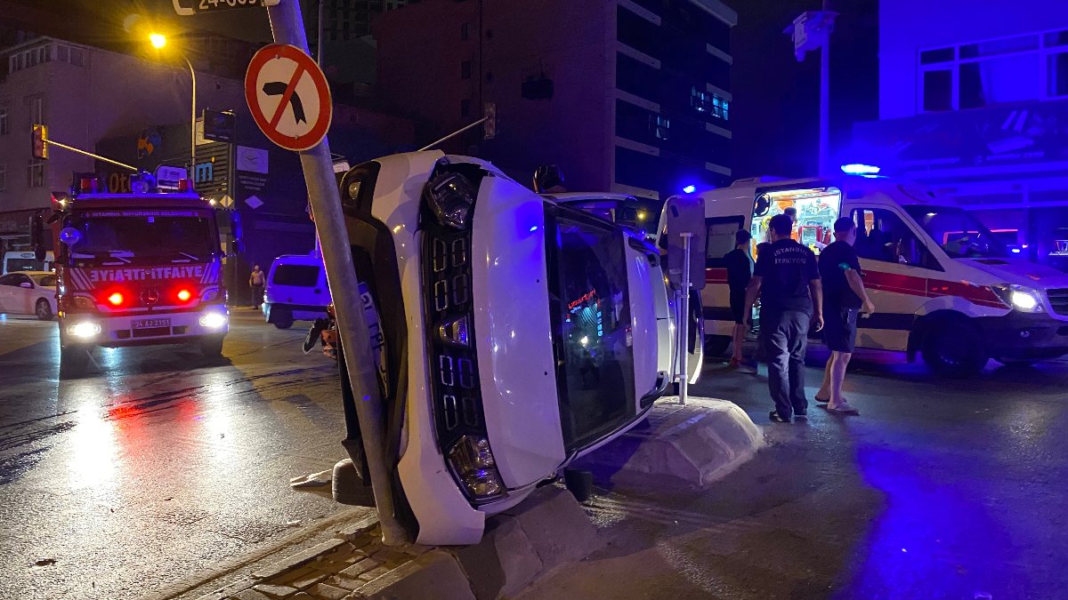 Ümraniye'de iki otomobilin çarpışması sonucu 2 kişi yaralandı