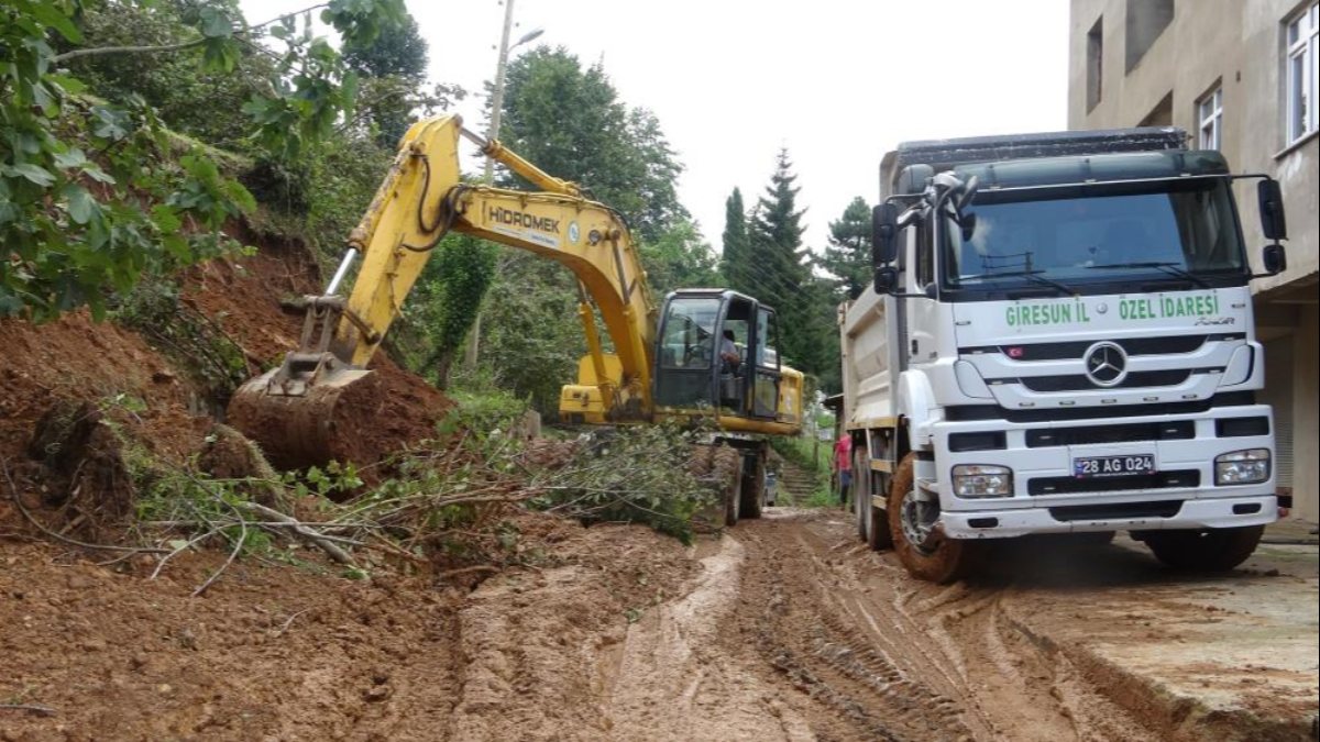 Giresun'da şiddetli yağış ve heyelanın etkileri ortadan kaldırılıyor