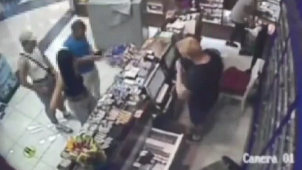 Küçükçekmece'de görüştüğü kızın sevgilisi üzerine pitbull saldı: Kulağı koptu