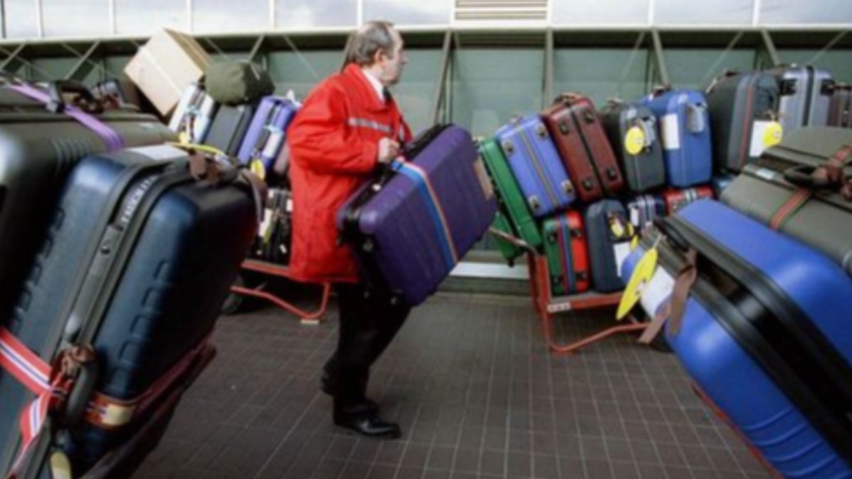 Qantas asks top executives to work as baggage handlers