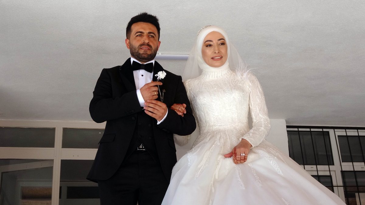 Yozgat'ta, öğretmenlik mülakatına gelinlikle girdi