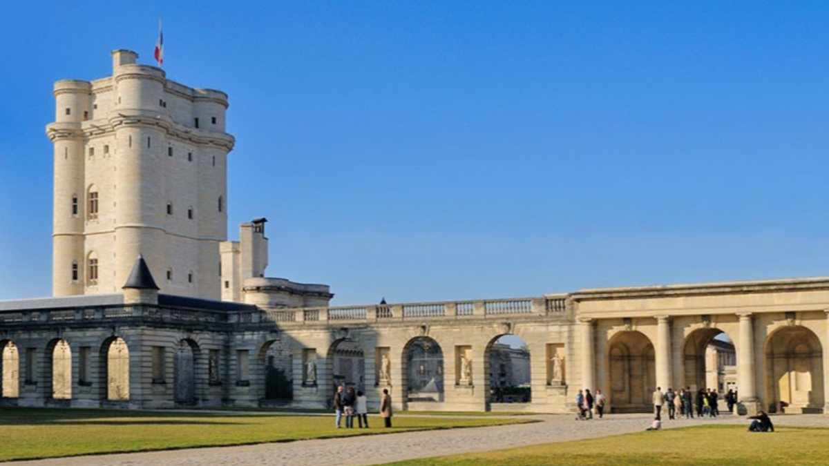In France, Russians are banned from Vincennes Castle