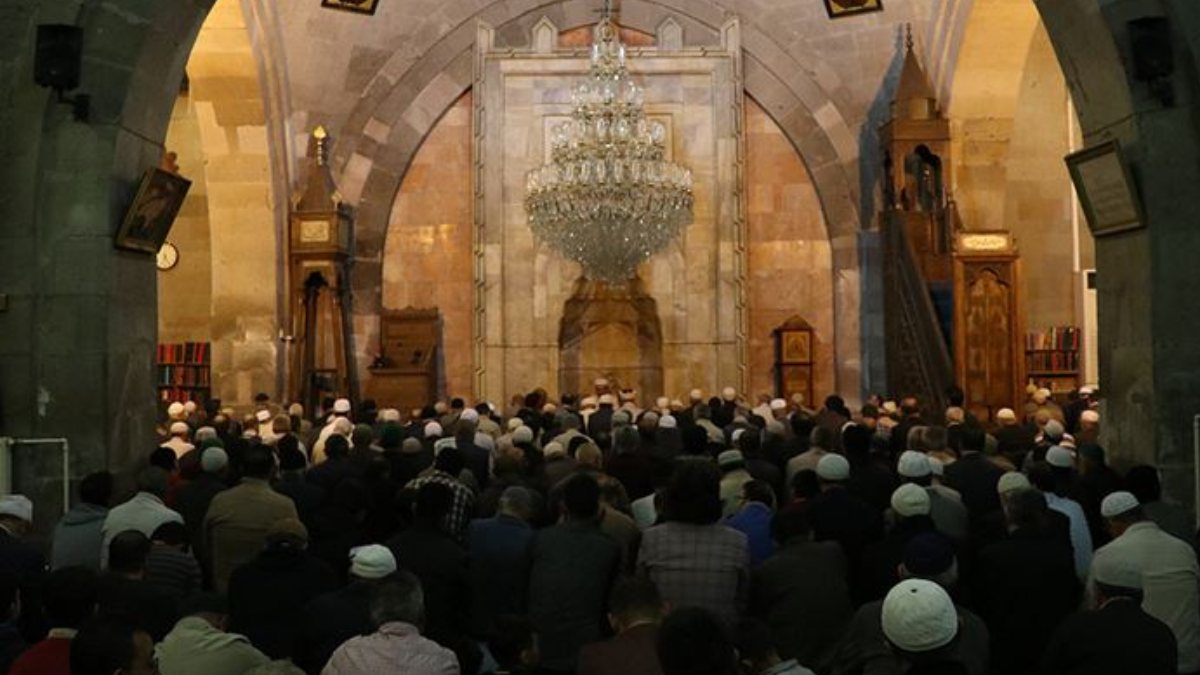 Fatiha Suresi nasıl okunur? Fatiha Suresi'nin Türkçe ve Arapça okunuşu...