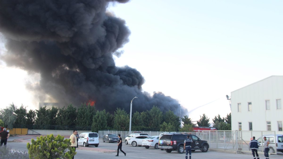 Konya’da boya fabrikası alevlere teslim oldu