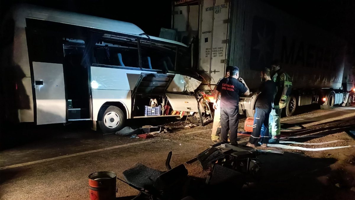 İzmir'de servis minibüsü ile tır çarpıştı: 2 ölü