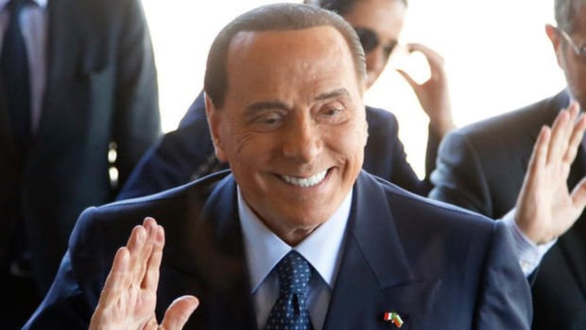 İtalya'da eski başbakan Berlusconi, seçimlerde aday olmayı düşünüyor