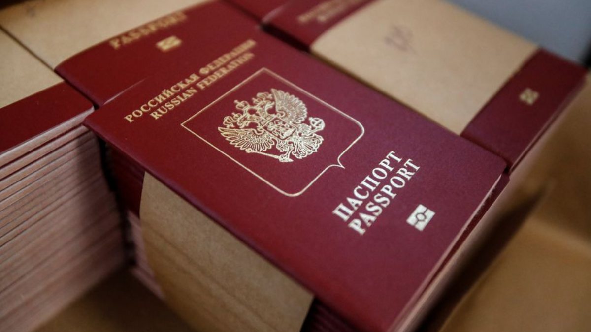 EU considers banning Schengen visa to Russian tourists