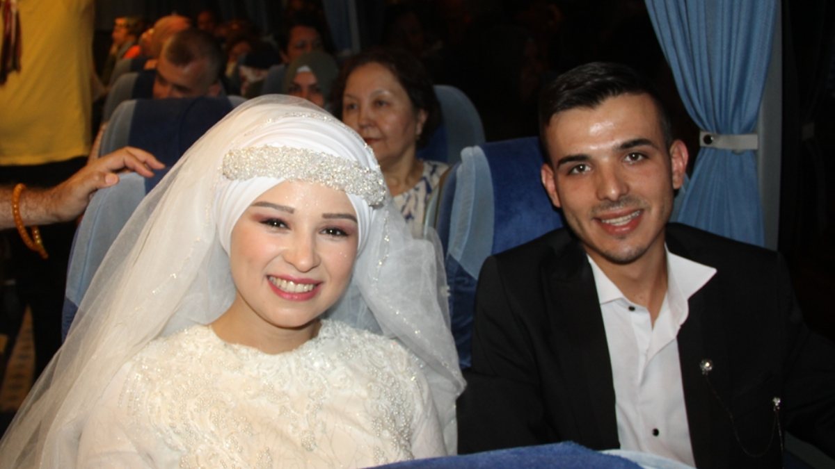 Manisa'da düğün yapamayan çift, gelinlik ve damatlıkla tura çıktı