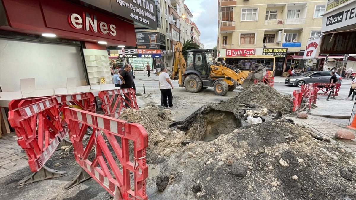 Bahçelievler'de su borusu patladı: Ev ve iş yerlerini su bastı