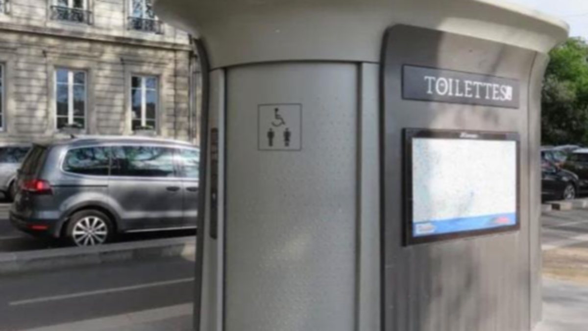Harassment of married woman in Paris in public toilet