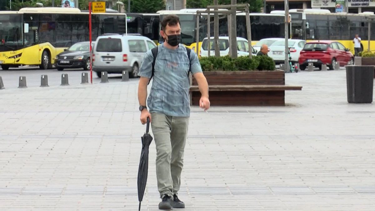 Turuncu kodlu İstanbul'da vatandaşlar şemsiyelerle dışarı çıktı
