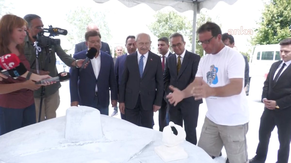 Kemal Kılıçdaroğlu, İstanbul'da heykeltraşları ziyaret etti