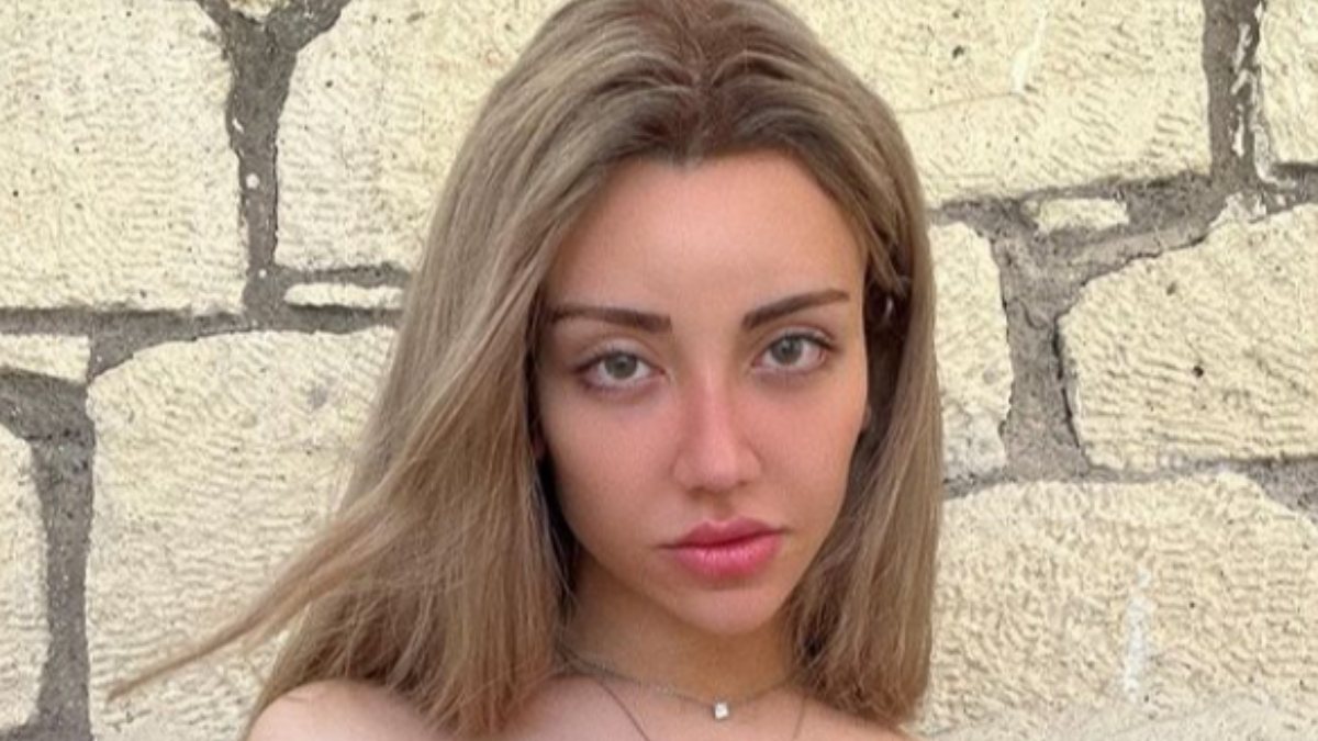 Mika Raun eteğini kaldırarak sitem etti! 'Şimdi açacağım'