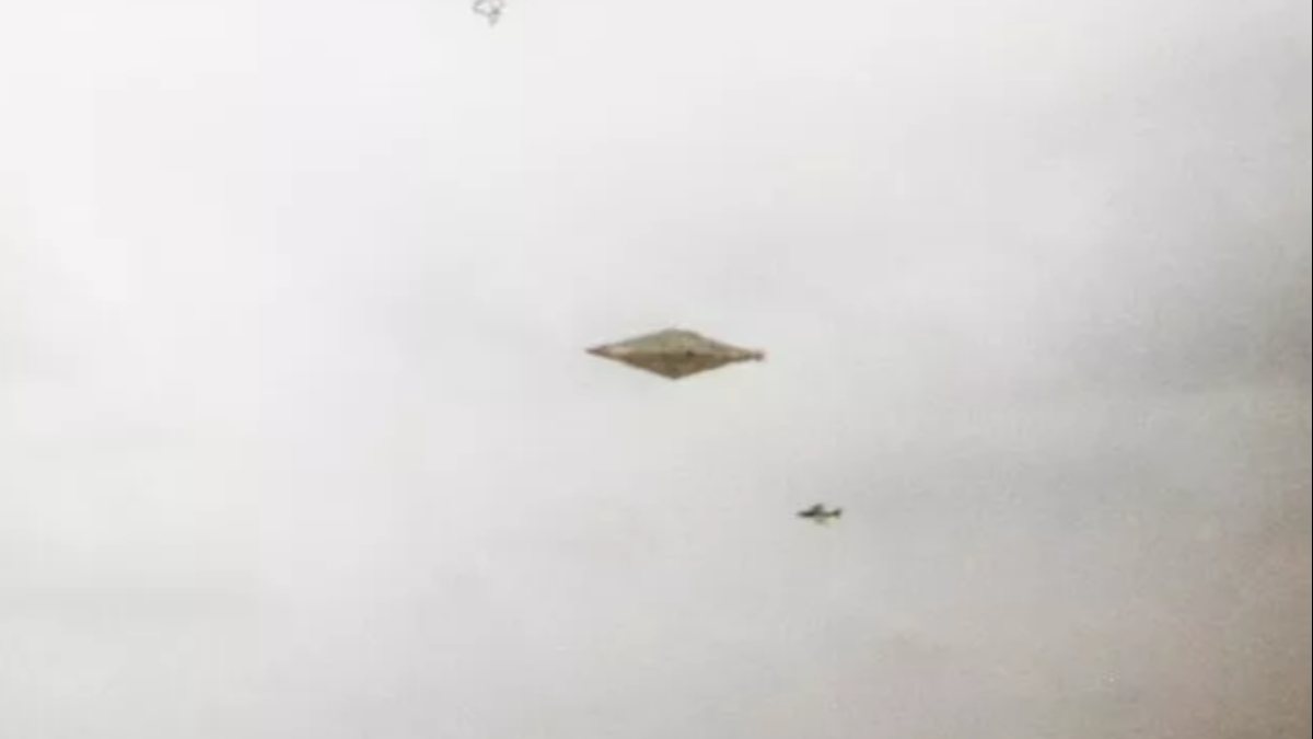 The clearest UFO image appeared 32 years later