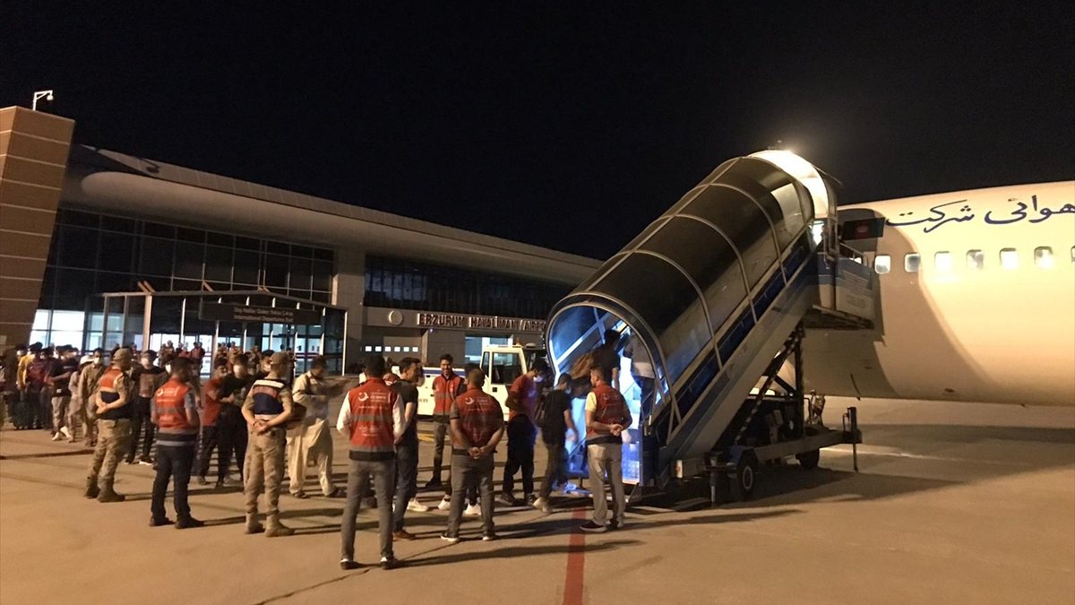 Erzurum'dan Afganistan'a, 136 kaçak göçmen gönderildi