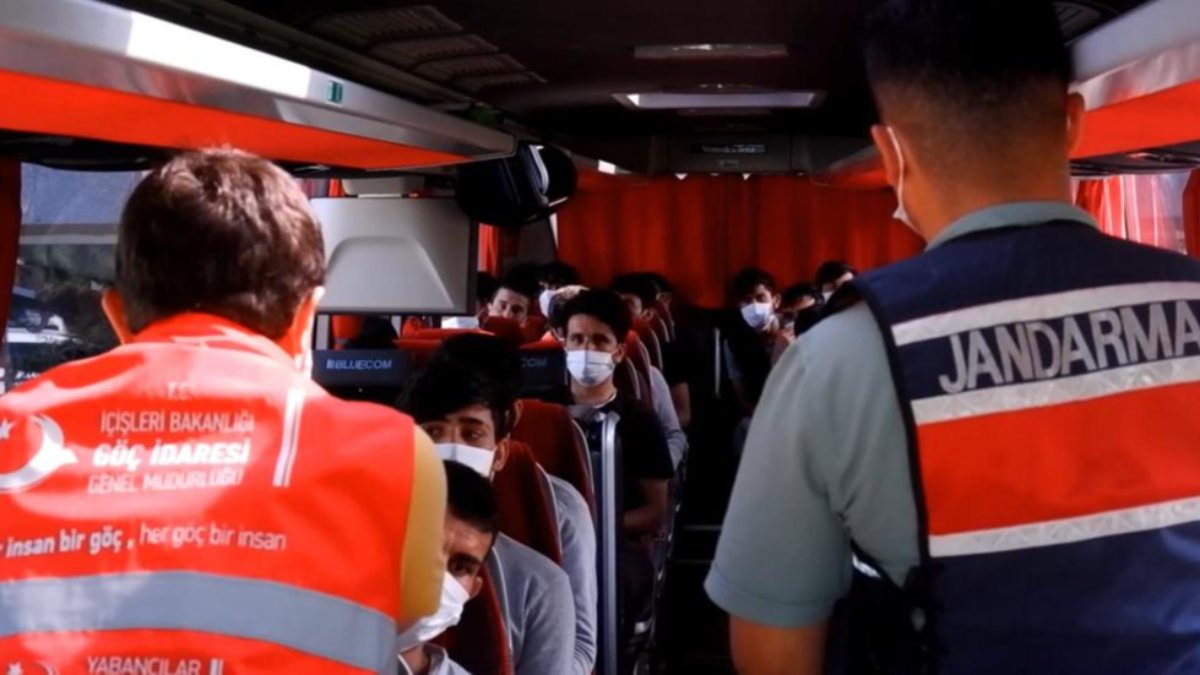 Edirne'de 110 yabancı uyruklu göçmen sınır dışı edildi