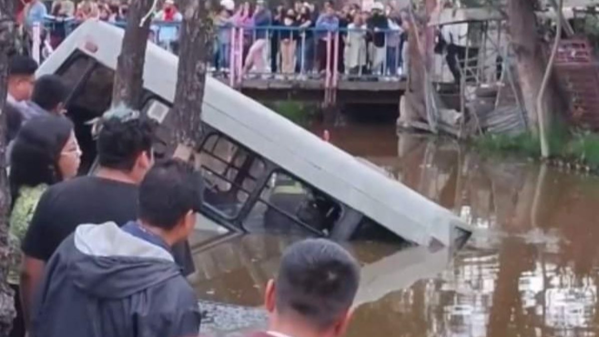 A minibus crashed into a canal in Mexico