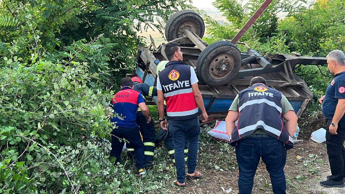 Düzce'de fındık işçilerini taşıyan traktör devrildi, işçileri yola saçıldı