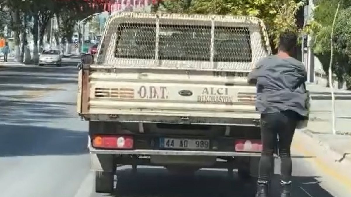 Malatya'da patenle tehlikeli yolculuk kamerada