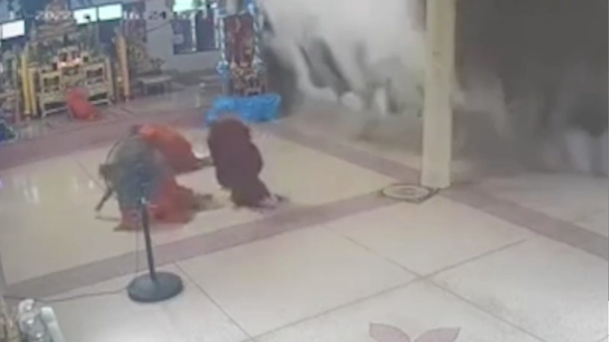 Praying monks in Thailand trapped under ceiling