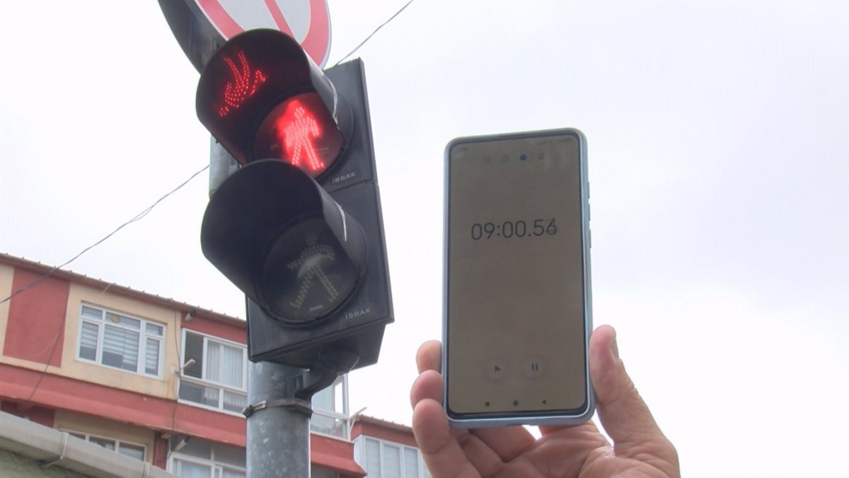 Bahçelievler'de trafik lambası yayalara yeşil ışık yakmıyor