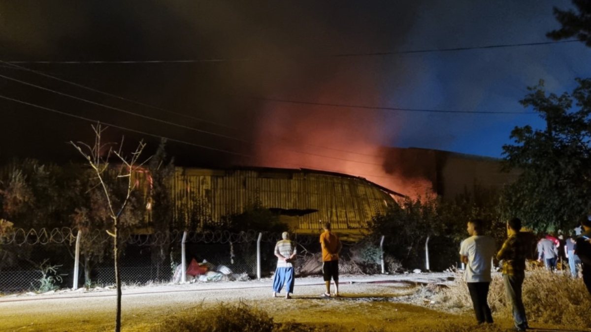 Adana'da geri dönüşüm fabrikasında yangın çıktı