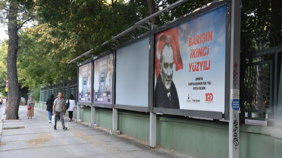 İzmir'de tartışma yaratan 9 Eylül afişleri