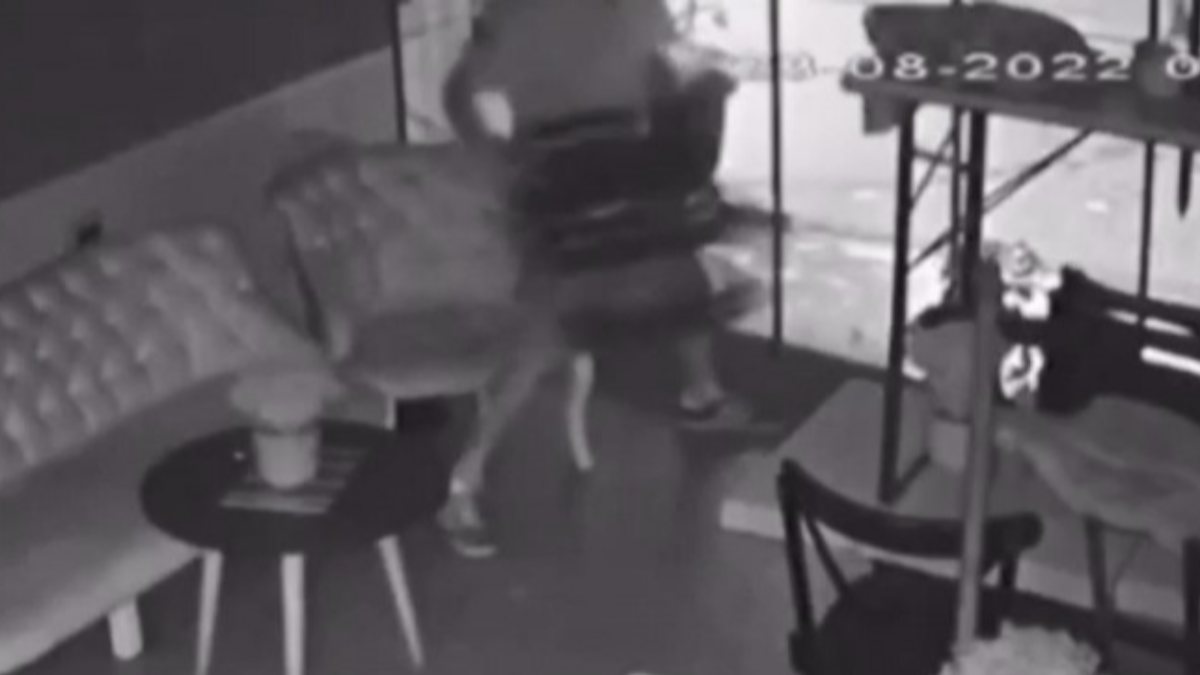 Fatih’te girdiği kafenin camlarını kırmaya çalıştı