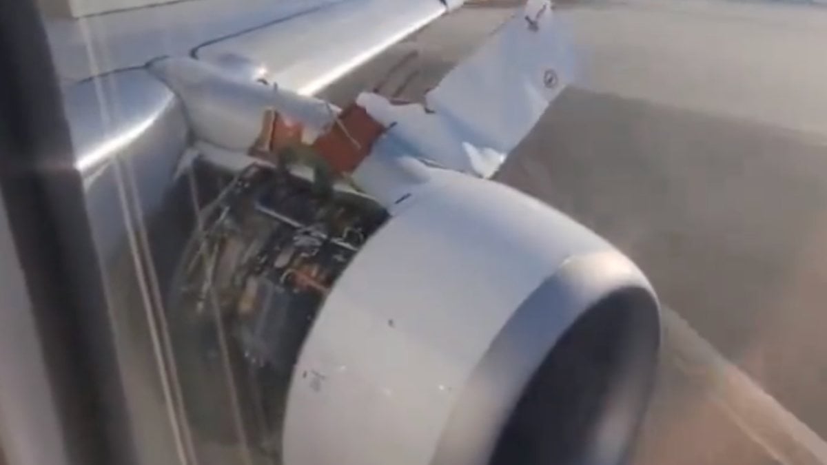 Aircraft engine cover broke in the USA