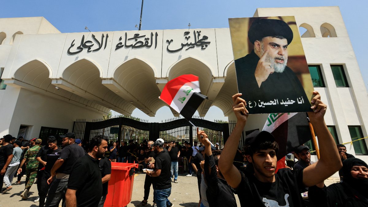 Sadr supporters set up tents in front of the Supreme Judicial Council in Iraq
